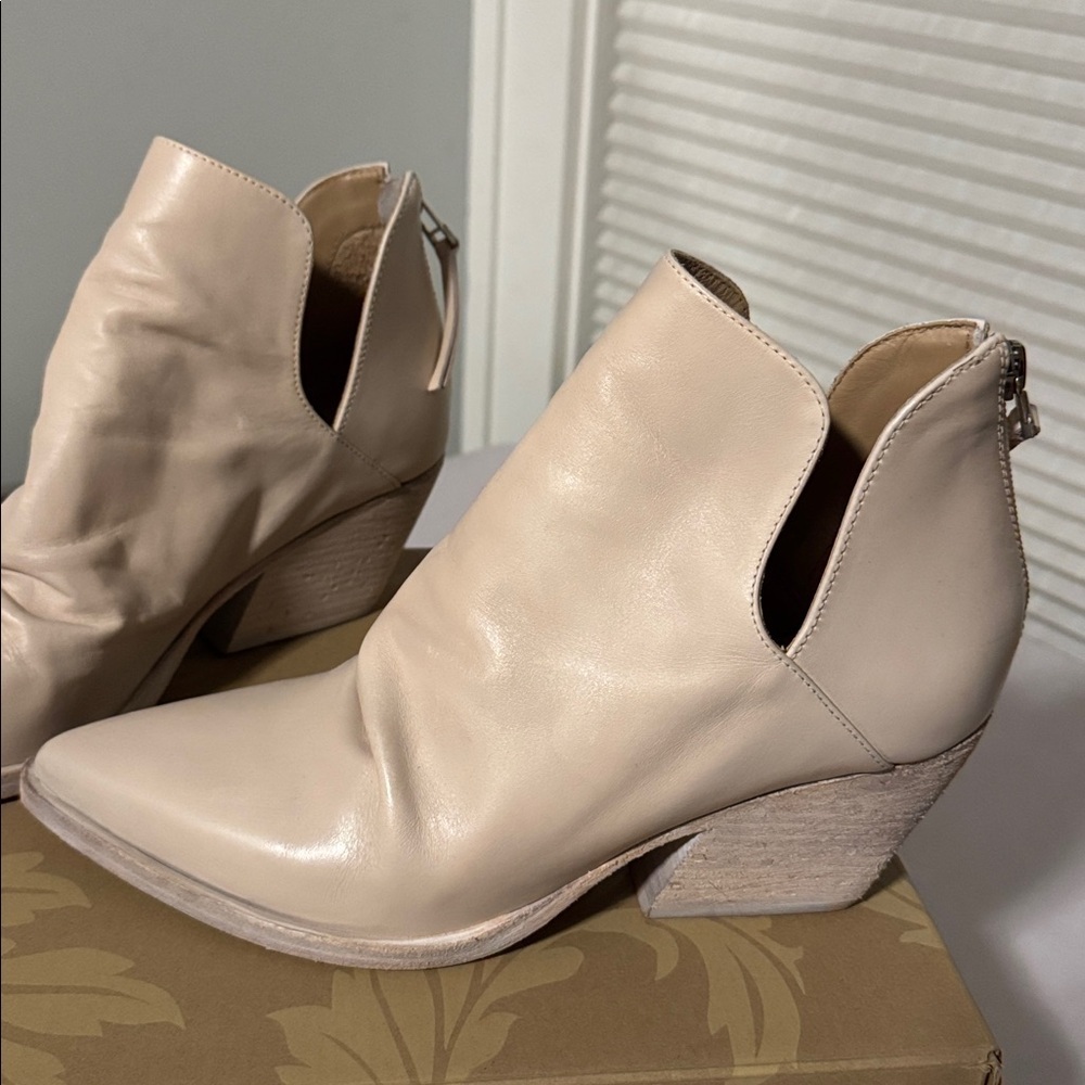 GOLO Short leather boots Womens 7.5 bone color soft booties shooties Western